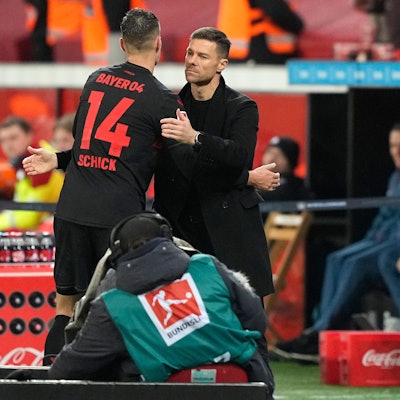 Xabi Alonso bei der Auswechslung von Patrik Schick