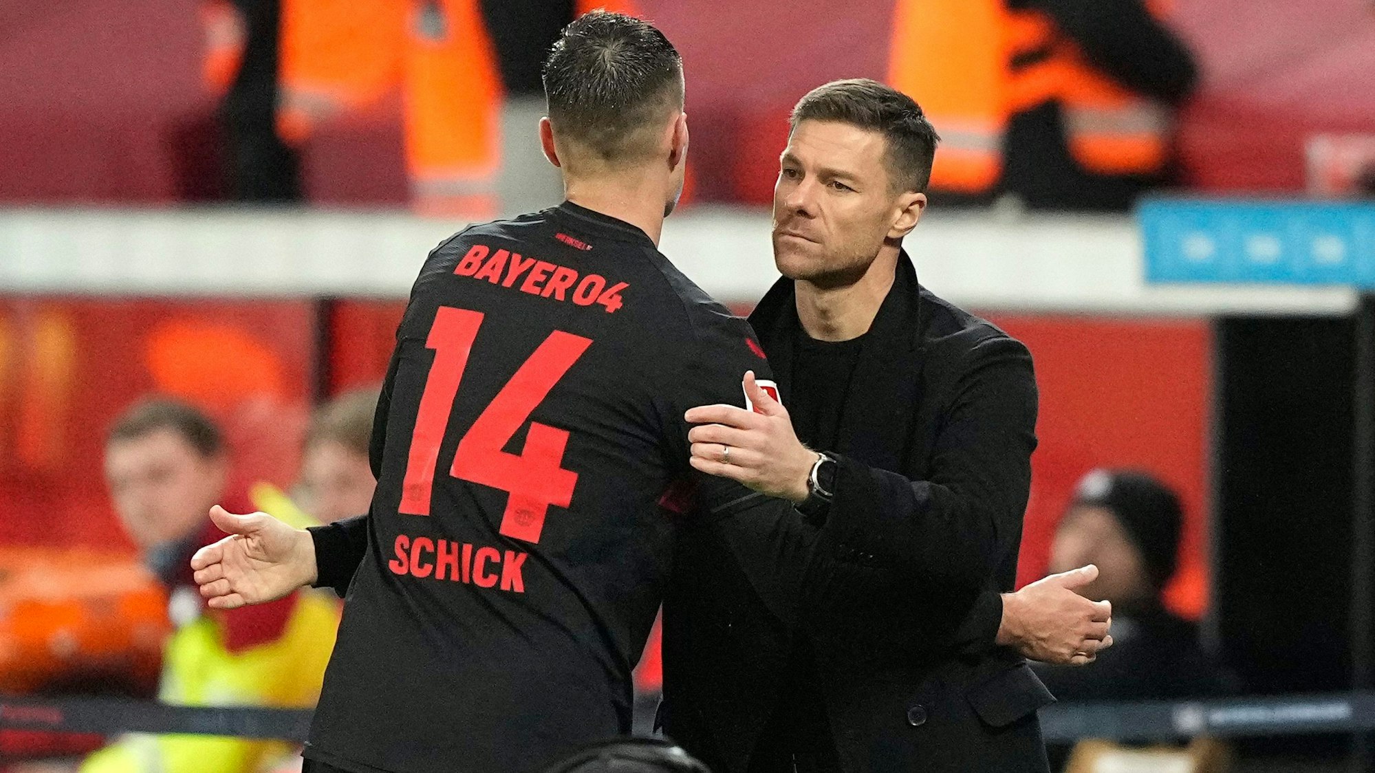Xabi Alonso bei der Auswechslung von Patrik Schick