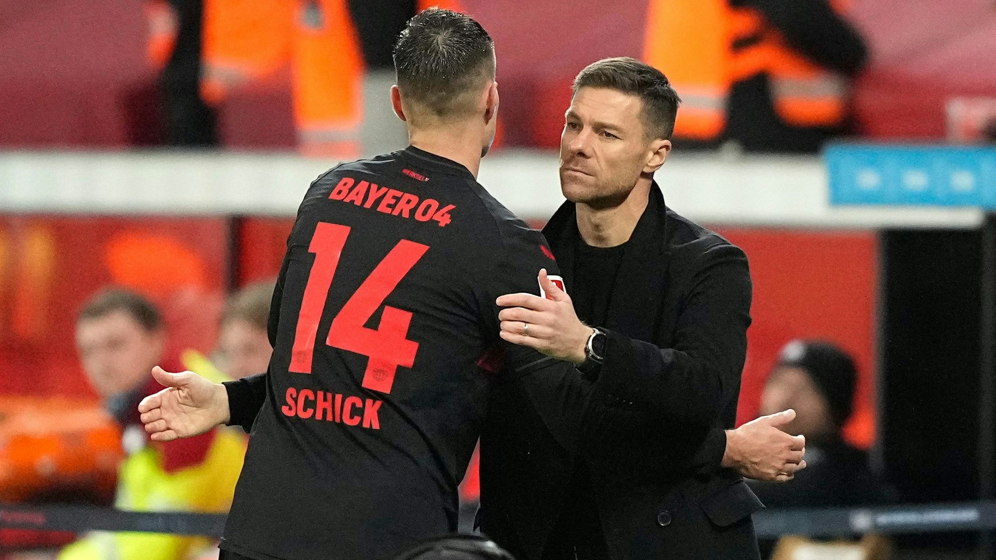 Xabi Alonso bei der Auswechslung von Patrik Schick
