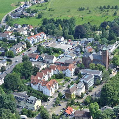 Die Burscheider Stadtmitte aus der Luft.