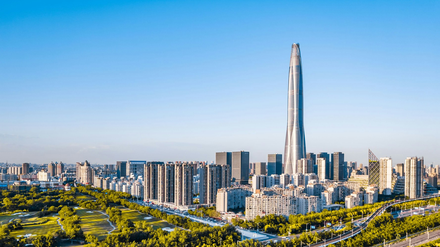 Luftaufnahme der Skyline des Chow Tai Fook Financial Center in Binhai, Tianjin, China.