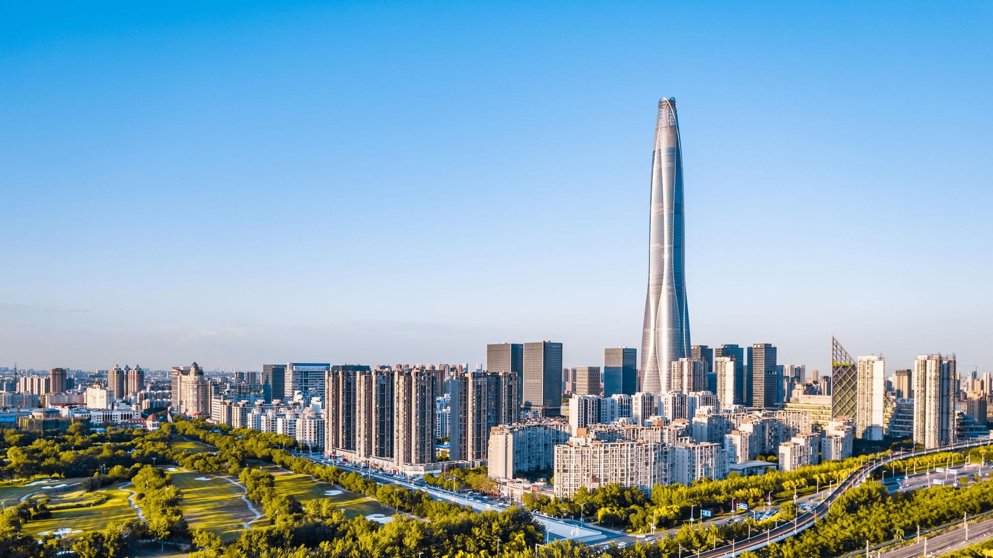 Luftaufnahme der Skyline des Chow Tai Fook Financial Center in Binhai, Tianjin, China.