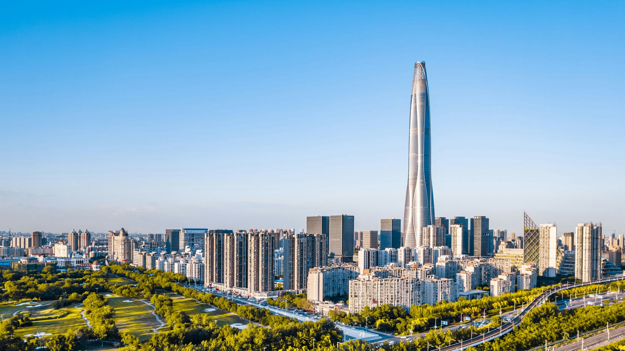 Luftaufnahme der Skyline des Chow Tai Fook Financial Center in Binhai, Tianjin, China.