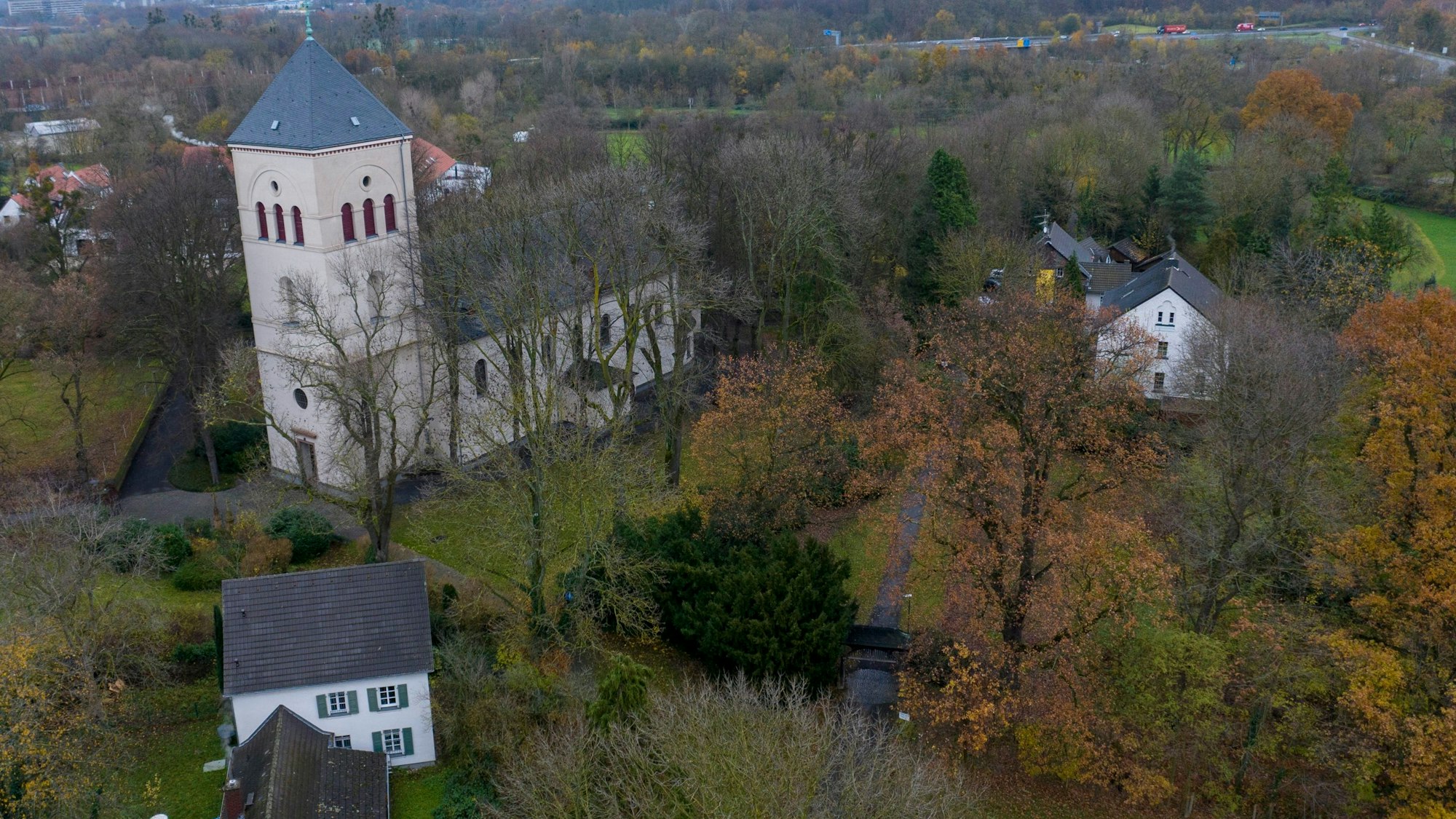 Blick auf die Kirche St. Gereon und den umgebenden Kirchhof in Köln-Merheim