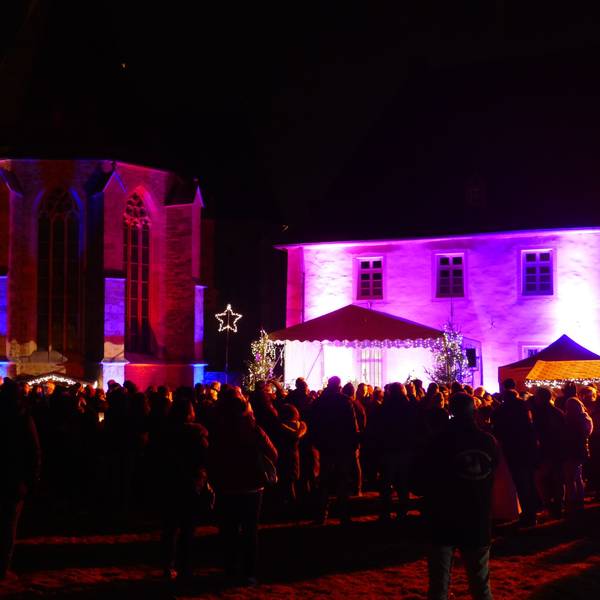 Die Wallfahrtskirche Zur Schmerzhaften Mutter Gottes in Bödingen war weihnachtlich beleuchtet.