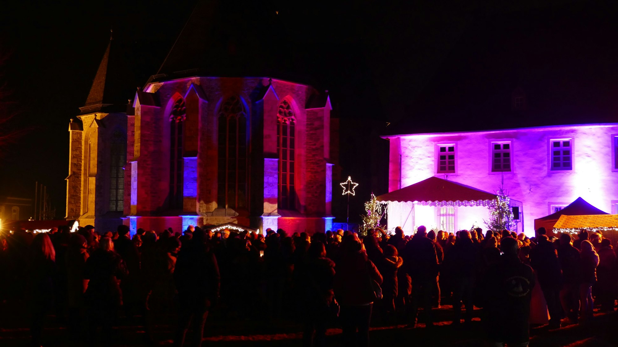 Die Wallfahrtskirche Zur Schmerzhaften Mutter Gottes in Bödingen war weihnachtlich beleuchtet.