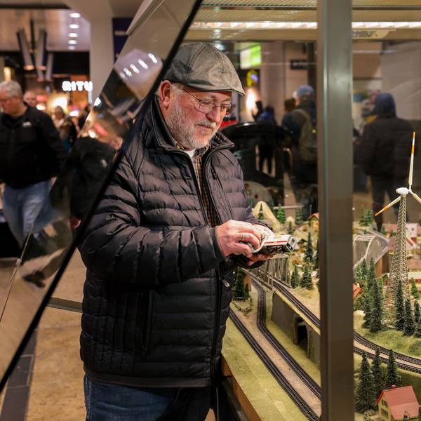 11.12.2023, Köln: Michael Hansen betreut mit viel Liebe und Enthusiasmus die wenigen verbliebenen Modelleisenbahn-Schauanlagen in den Hauptbahnhöfen in NRW.
Im Bild die Anlage im Kölner Hbf.
Foto: Michael Bause