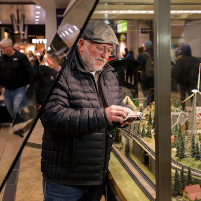 11.12.2023, Köln: Michael Hansen betreut mit viel Liebe und Enthusiasmus die wenigen verbliebenen Modelleisenbahn-Schauanlagen in den Hauptbahnhöfen in NRW.
Im Bild die Anlage im Kölner Hbf.
Foto: Michael Bause