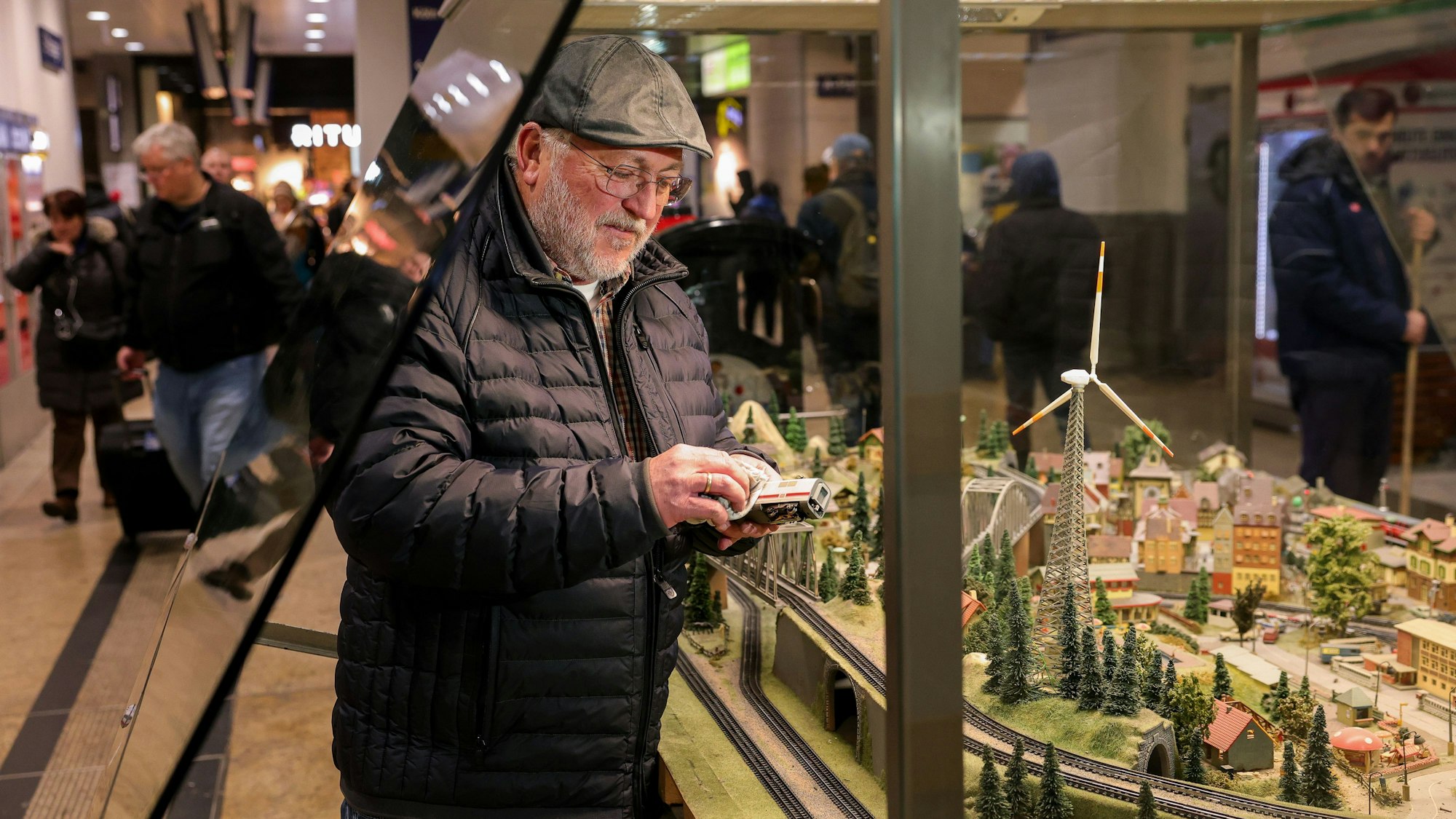 11.12.2023, Köln: Michael Hansen betreut mit viel Liebe und Enthusiasmus die wenigen verbliebenen Modelleisenbahn-Schauanlagen in den Hauptbahnhöfen in NRW.
Im Bild die Anlage im Kölner Hbf.
Foto: Michael Bause