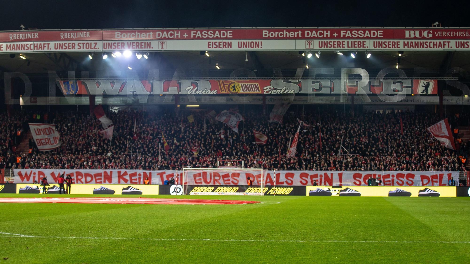 Der Protest gegen den Investoreneinstieg bei der Deutschen Fußball Liga auf der Waldseite, der Heimtribüne der Unioner.