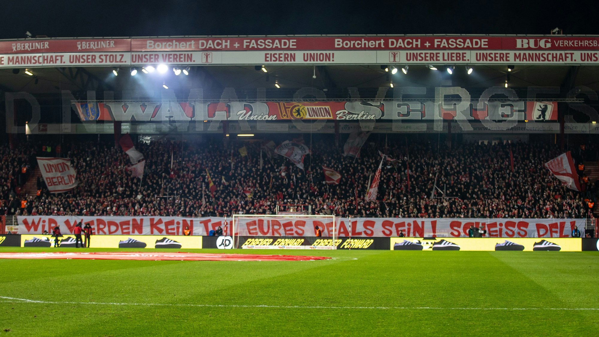 Der Protest gegen den Investoreneinstieg bei der Deutschen Fußball Liga auf der Waldseite, der Heimtribüne der Unioner.