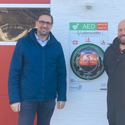 Jörg Schröder Michael Gissinger stehen vor einem Defillibrator.