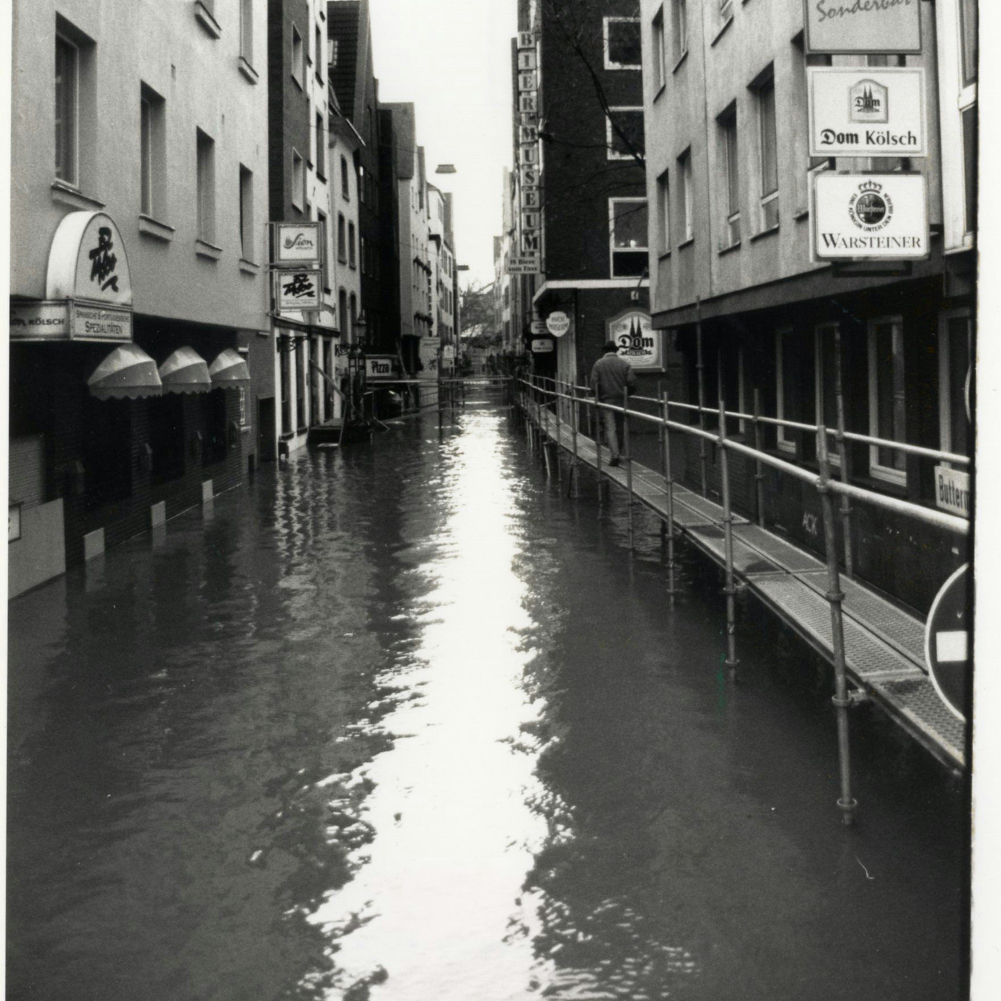 In der überfluteten Altstadt wurden Stege aufgebaut.