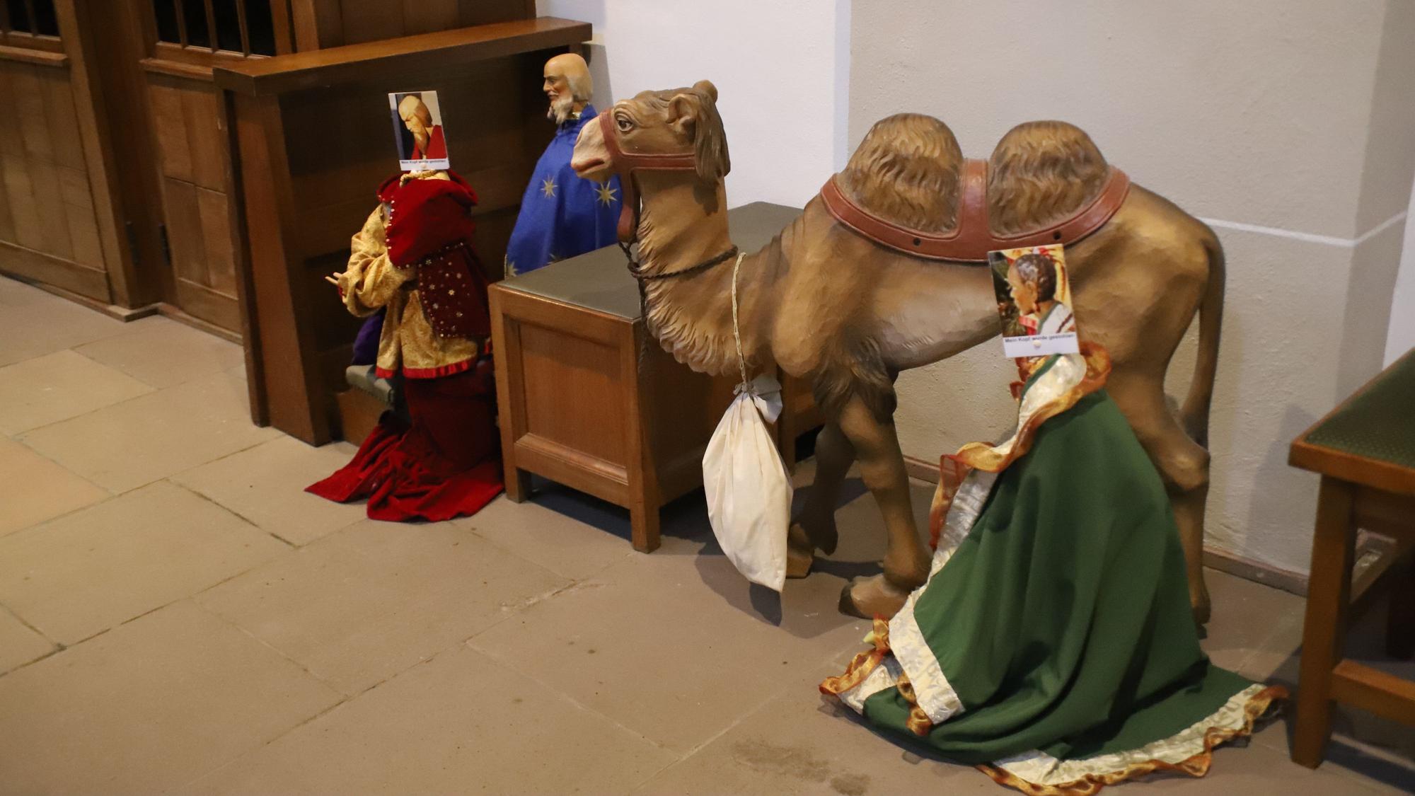 Ein Foto aus der vorigen Weihnachtszeit. Aus der Siegburger Abteikirche waren am 28. Dezember 2022 die Köpfe von zwei heiligen Königen aus dem Krippenprogramm gestohlen worden. Fotos ersetzten sie.