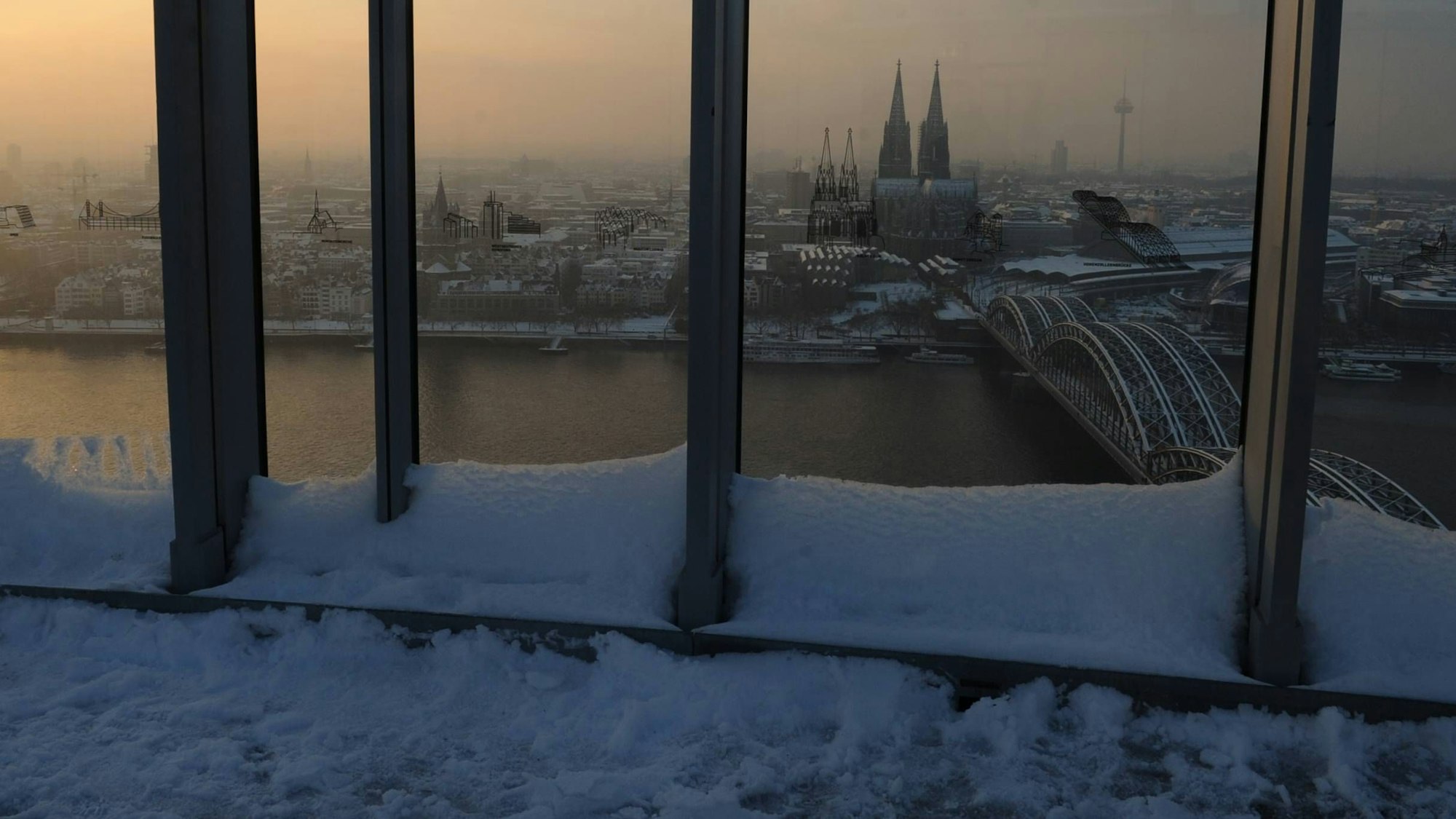 verschneites köln von lvr turm panorama mit dom
20101220 köln