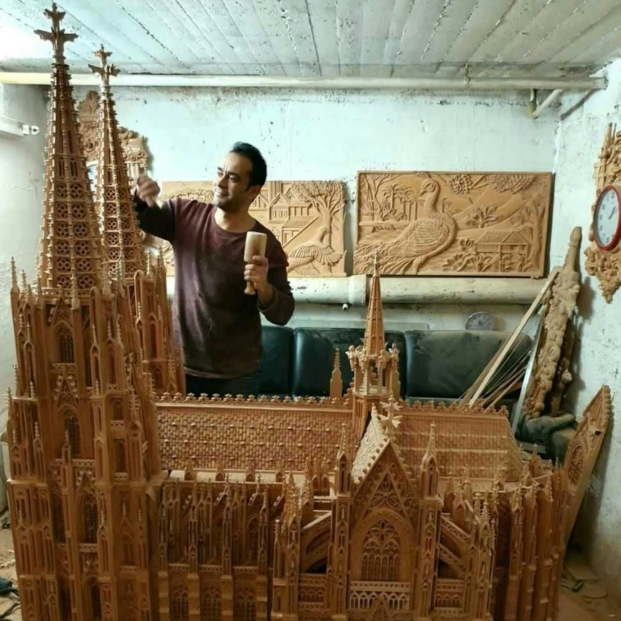Zu sehen ist eine Miniatur Version des Kölner Doms aus Holz.