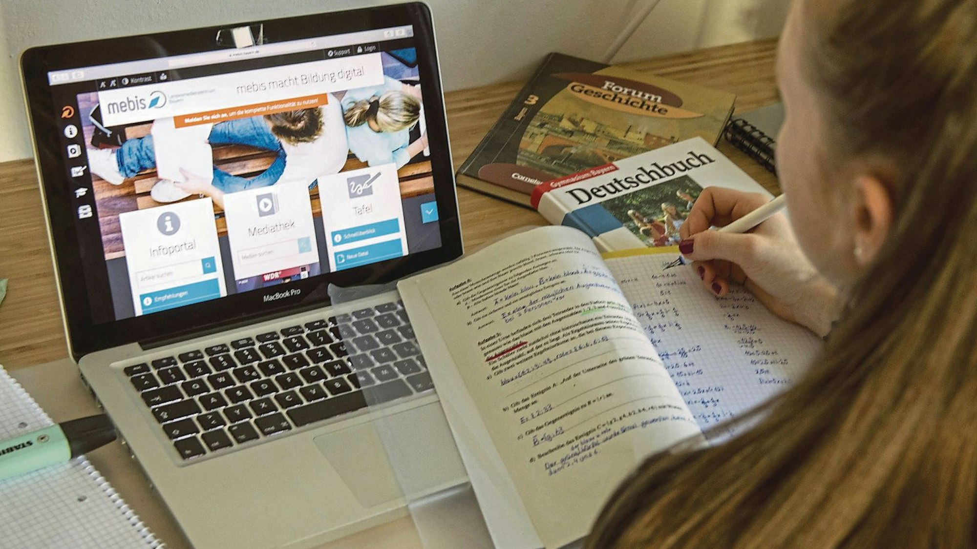 Die 14 Jahre alte Lilli hat auf einem Laptop die Lernplattform „mebis“ für bayerische Schulen geöffnet.