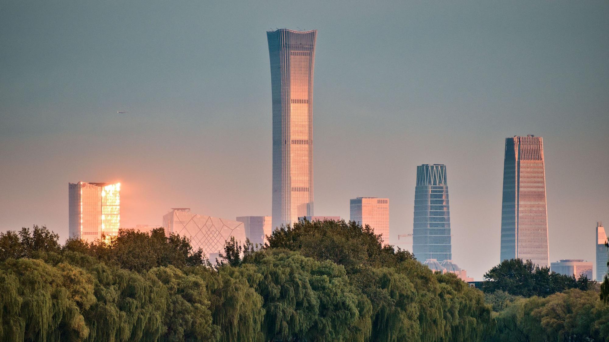Die Skyline des Geschäftsviertels Chaoyang mit seinem Wahrzeichen, dem China Zun Tower.