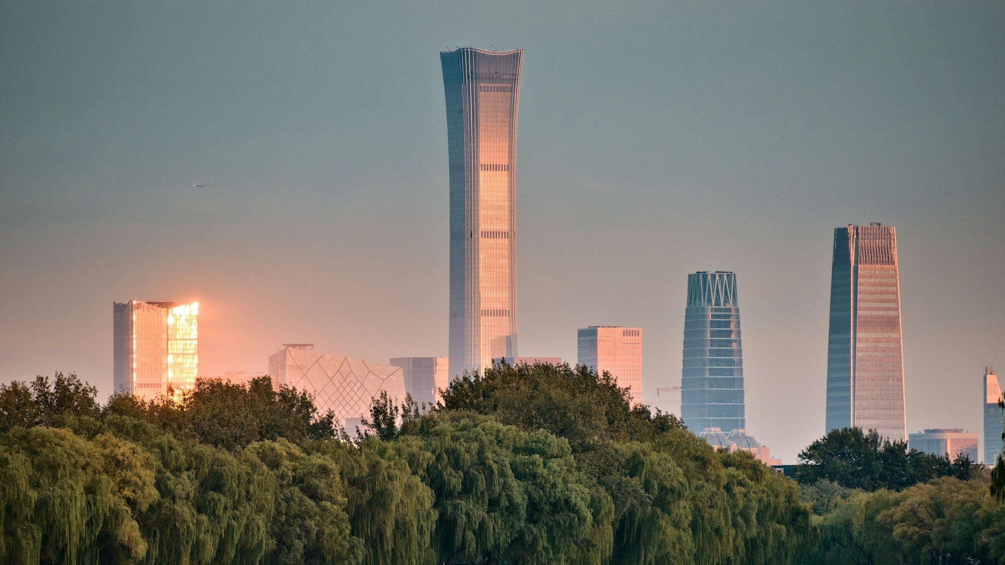 Die Skyline des Geschäftsviertels Chaoyang mit seinem Wahrzeichen, dem China Zun Tower.