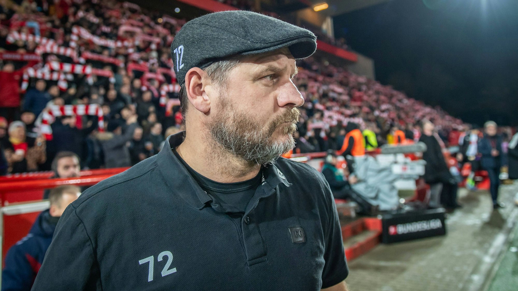 Kölns Trainer Steffen Baumgart schaut in Berlin sehr nachdenklich ins Weite.