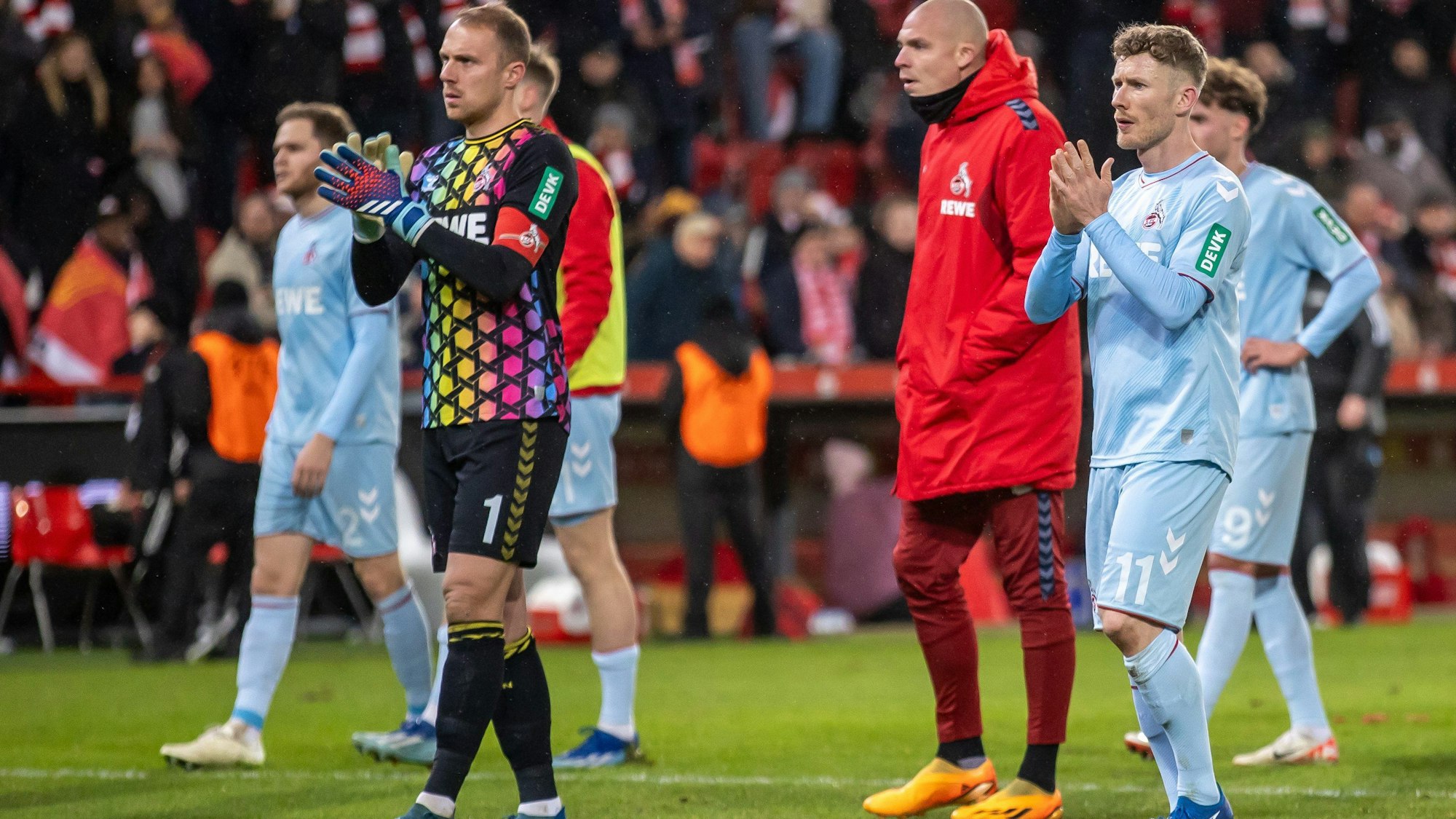 Die FC-Profis stellten sich am Mittwoch nach dem Schlusspfiff der Kritik der mitgreisten Kölner Fans.