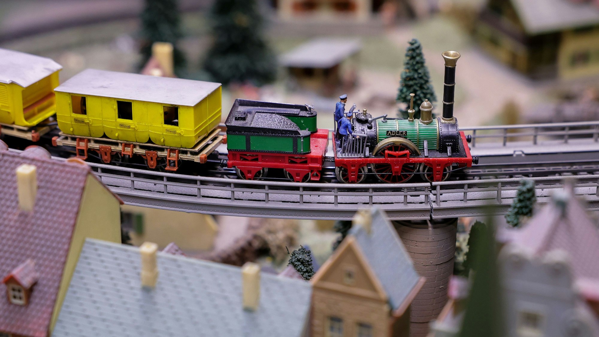 11.12.2023, Köln: Michael Hansen betreut mit viel Liebe und Enthusiasmus die wenigen verbliebenen Modelleisenbahn-Schauanlagen in den Hauptbahnhöfen in NRW.
Im Bild die Anlage im Kölner Hbf.
Foto: Michael Bause