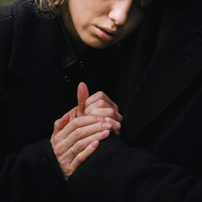 trauernde Frau in schwarz