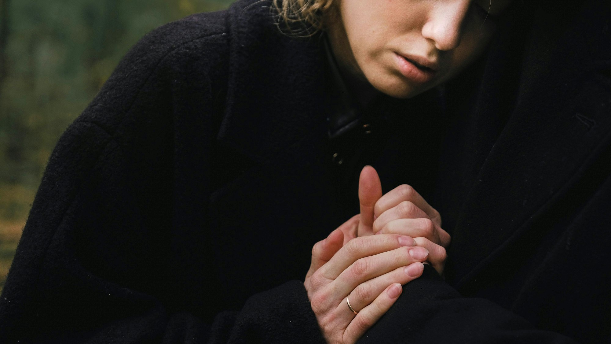 trauernde Frau in schwarz