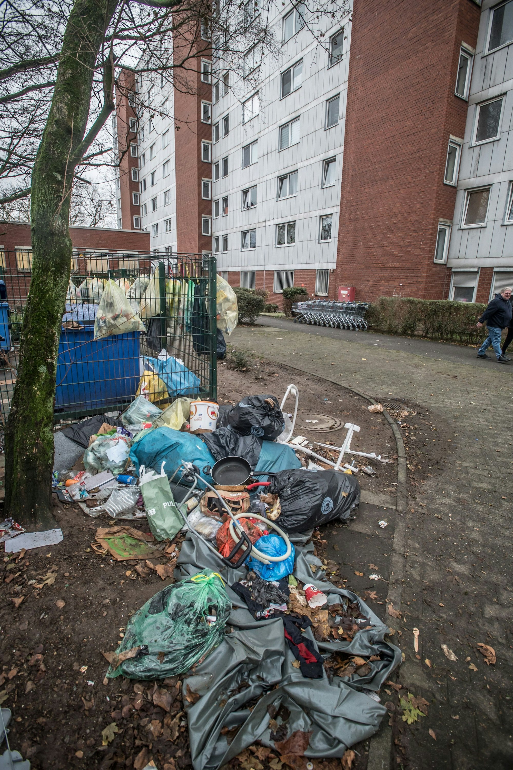 Müll liegt vor dem Hochhaus.