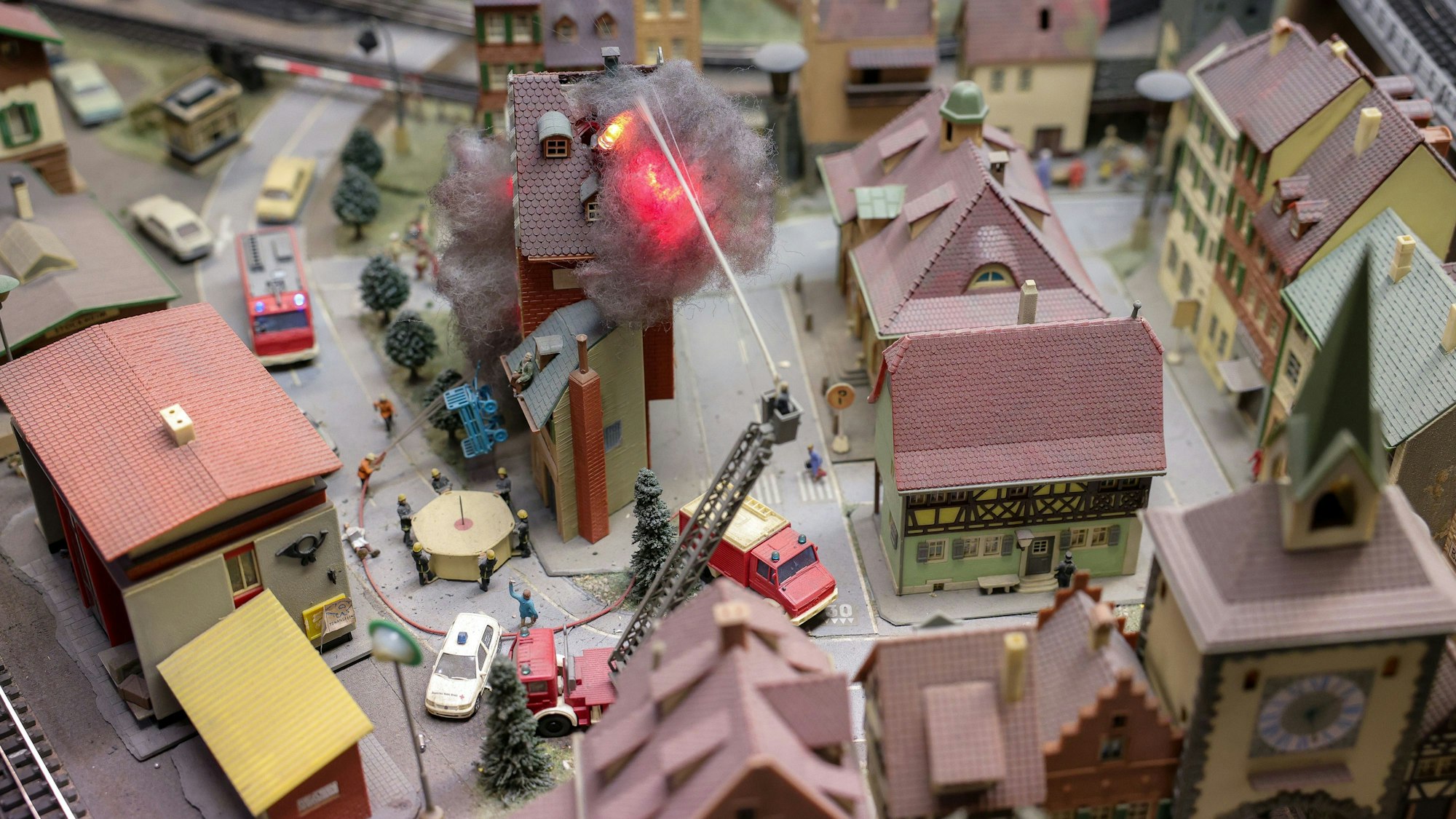 11.12.2023, Köln: Michael Hansen betreut mit viel Liebe und Enthusiasmus die wenigen verbliebenen Modelleisenbahn-Schauanlagen in den Hauptbahnhöfen in NRW.
Im Bild die Anlage im Kölner Hbf.
Foto: Michael Bause