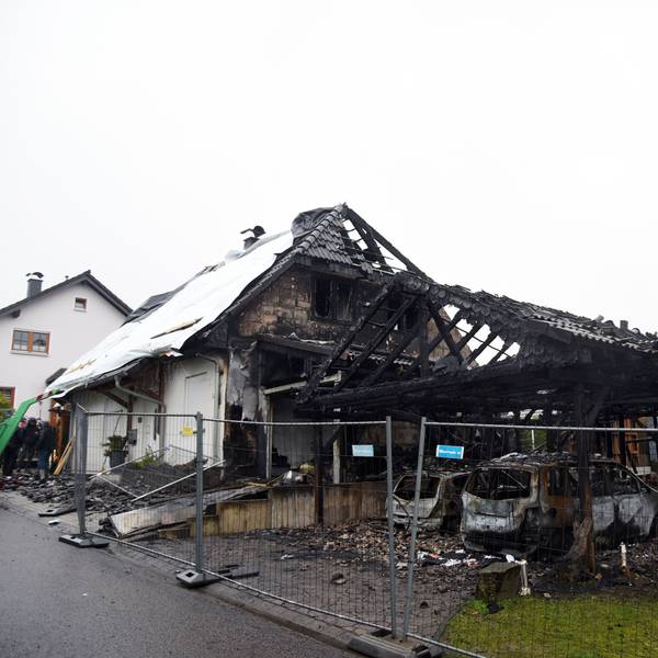 Der Carport und die beiden Häuser wurden bei dem Feuer völlig zerstört und sind nicht mehr bewohnbar.