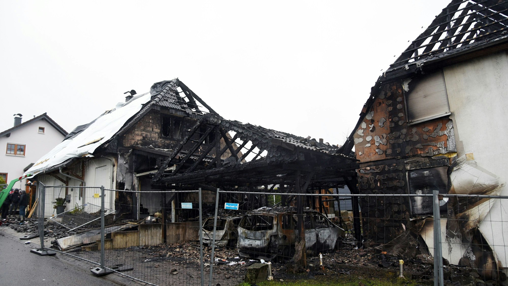 Der Carport und die beiden Häuser wurden bei dem Feuer völlig zerstört und sind nicht mehr bewohnbar.
