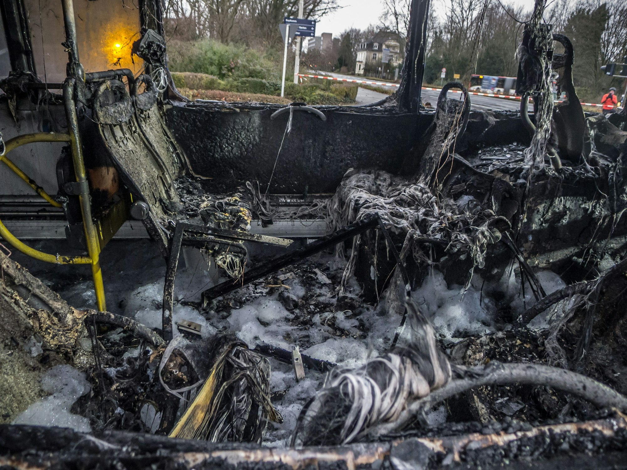 Ein ausgebrannter Wupsi-Bus wird vom Abschleppdienst an den Haken genommen. Foto: Ralf Krieger
