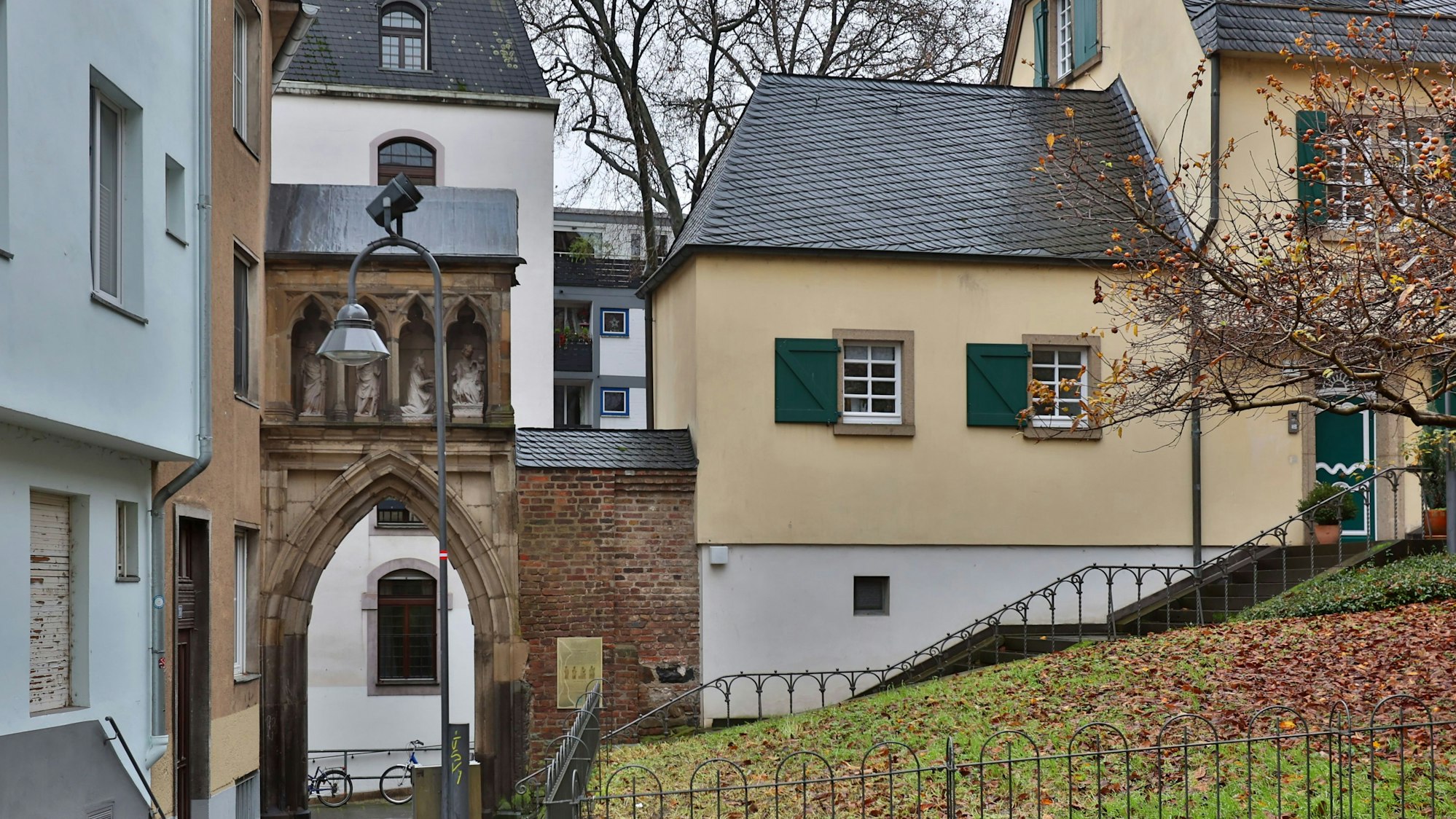 Der Lichhof mit dem Dreikönigenpförtchen an der Ostseite der Kirche Sankt Maria im Kapitol