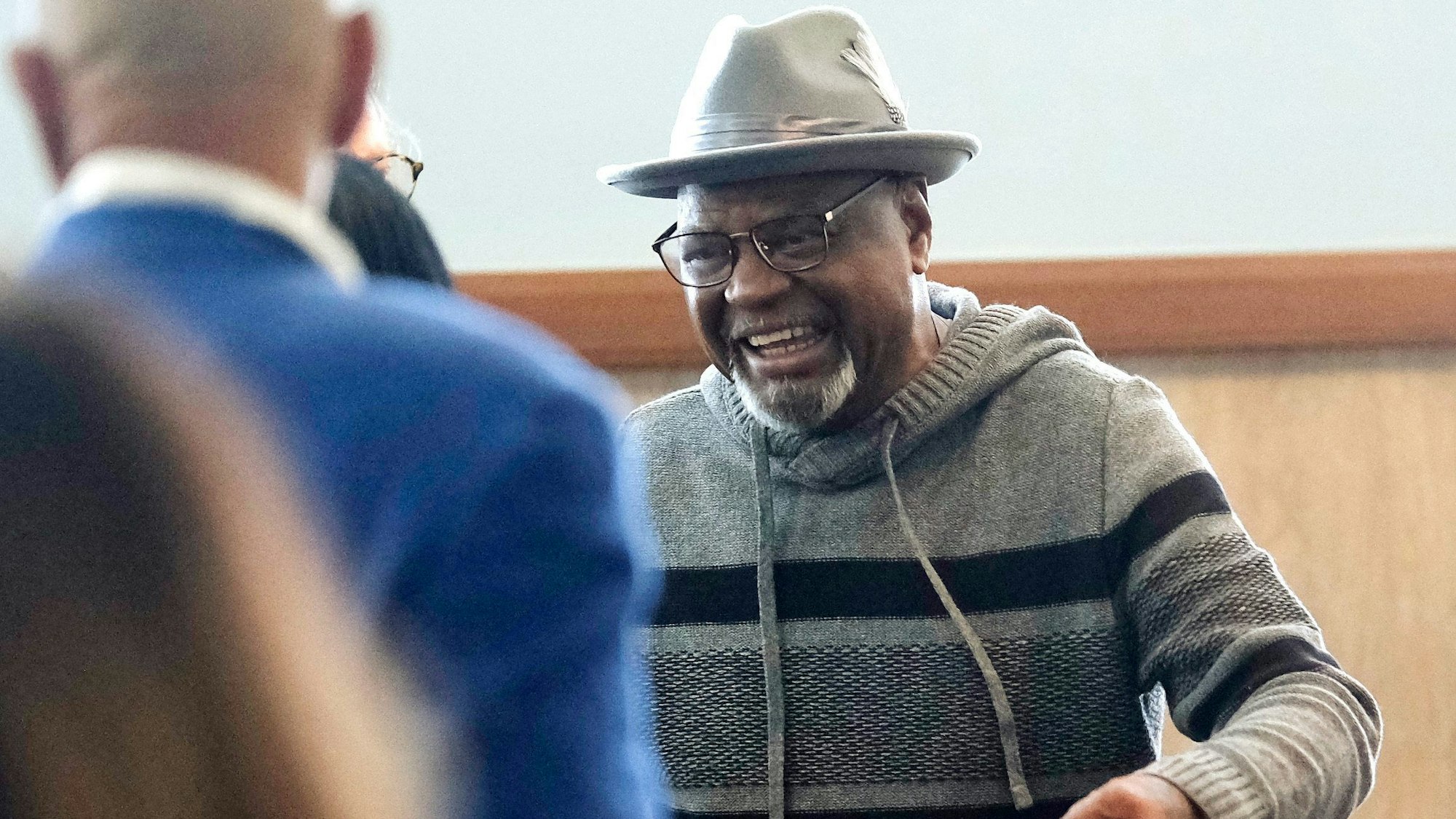 Der 71 Jahre alte Glynn Simmons wurde nach mehr als 48 Jahren aus der Haft entlassen, er saß unschuldig im Gefängnis, stellt das Gericht fest.