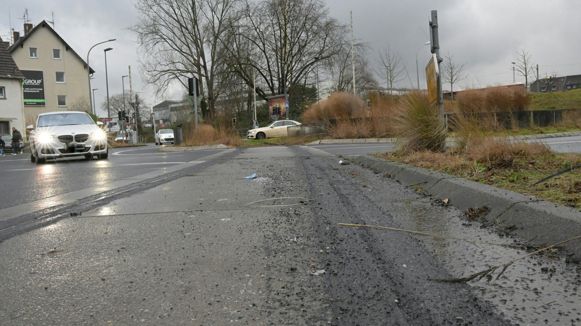 Das Foto zeigt das Gütergleis zur Firma Zanders. Es ist mit Bitumen abgedeckt worden.