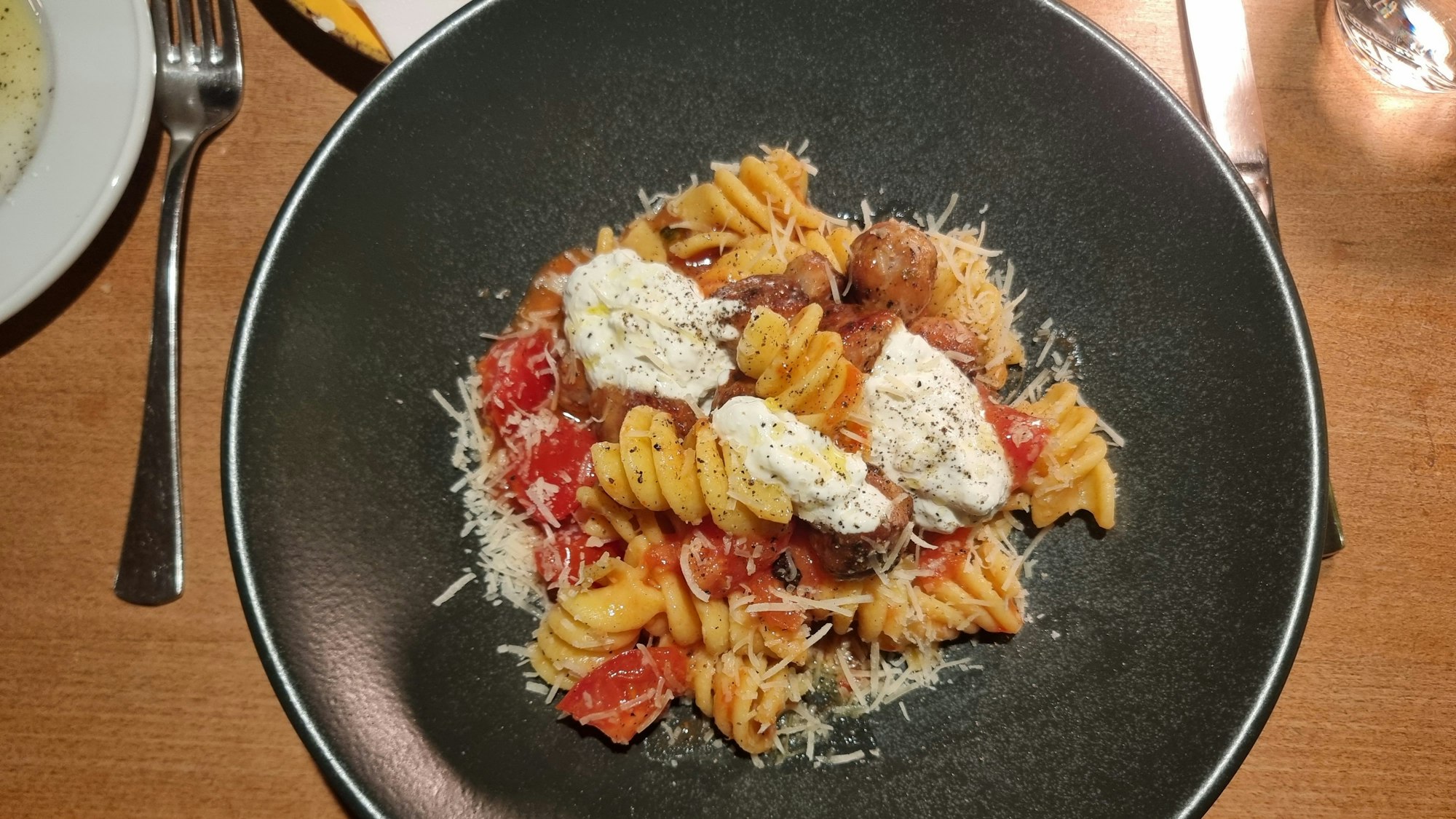 Ein Teller mit Nudeln