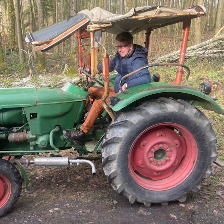 Thorsten Breitkopf, Ressortleiter Wirtschaft Kölner Stadt-Anzeiger, mit seinem Deutz-Traktor