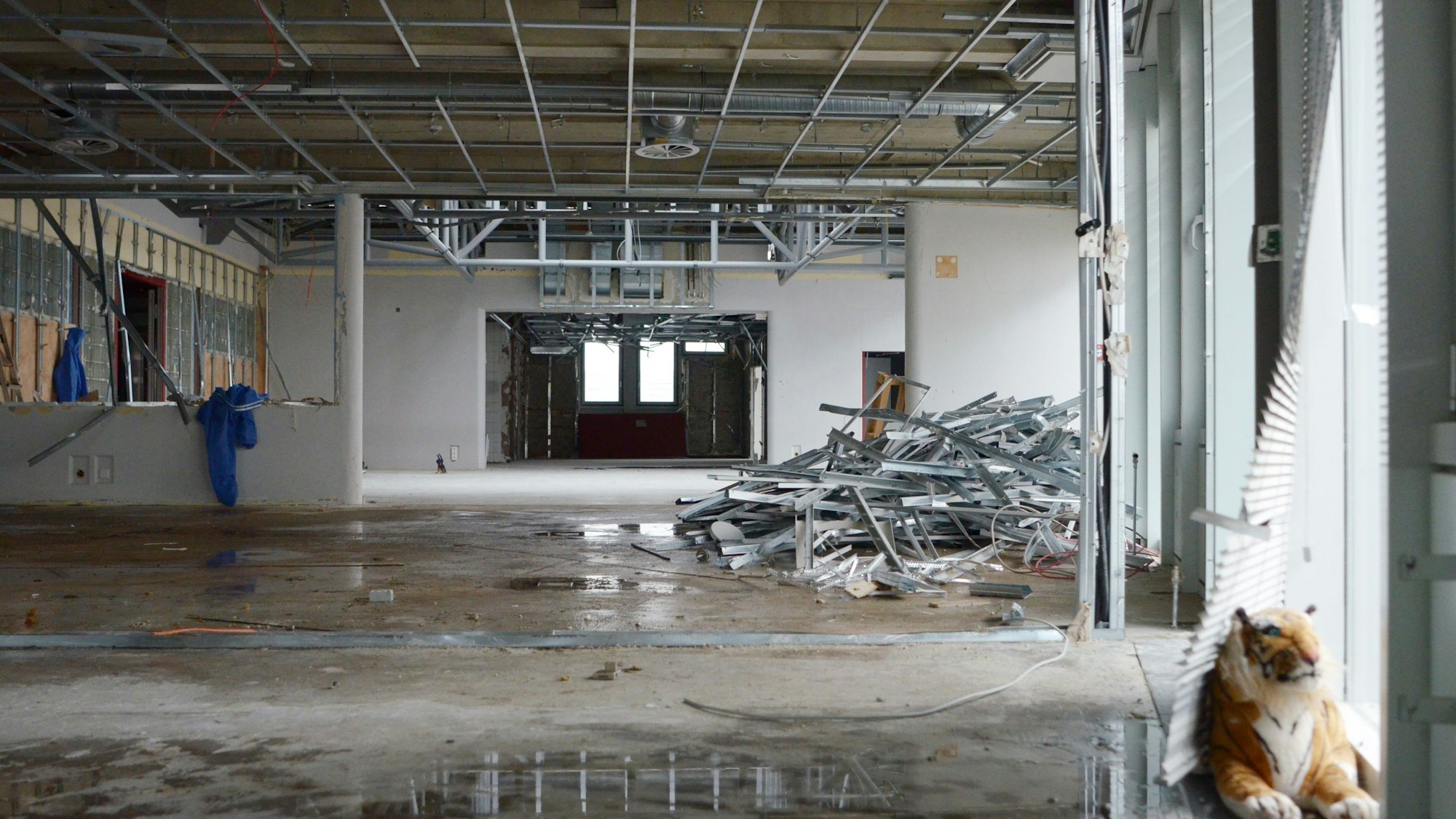 Ein Blick in die Gebäude-Ebene, in der früher Büros, Bistro und Küche untergebracht waren. Die Zwischenwände sind ausgebaut worden, an einer Seite liegt ein Haufen Aluschienen.