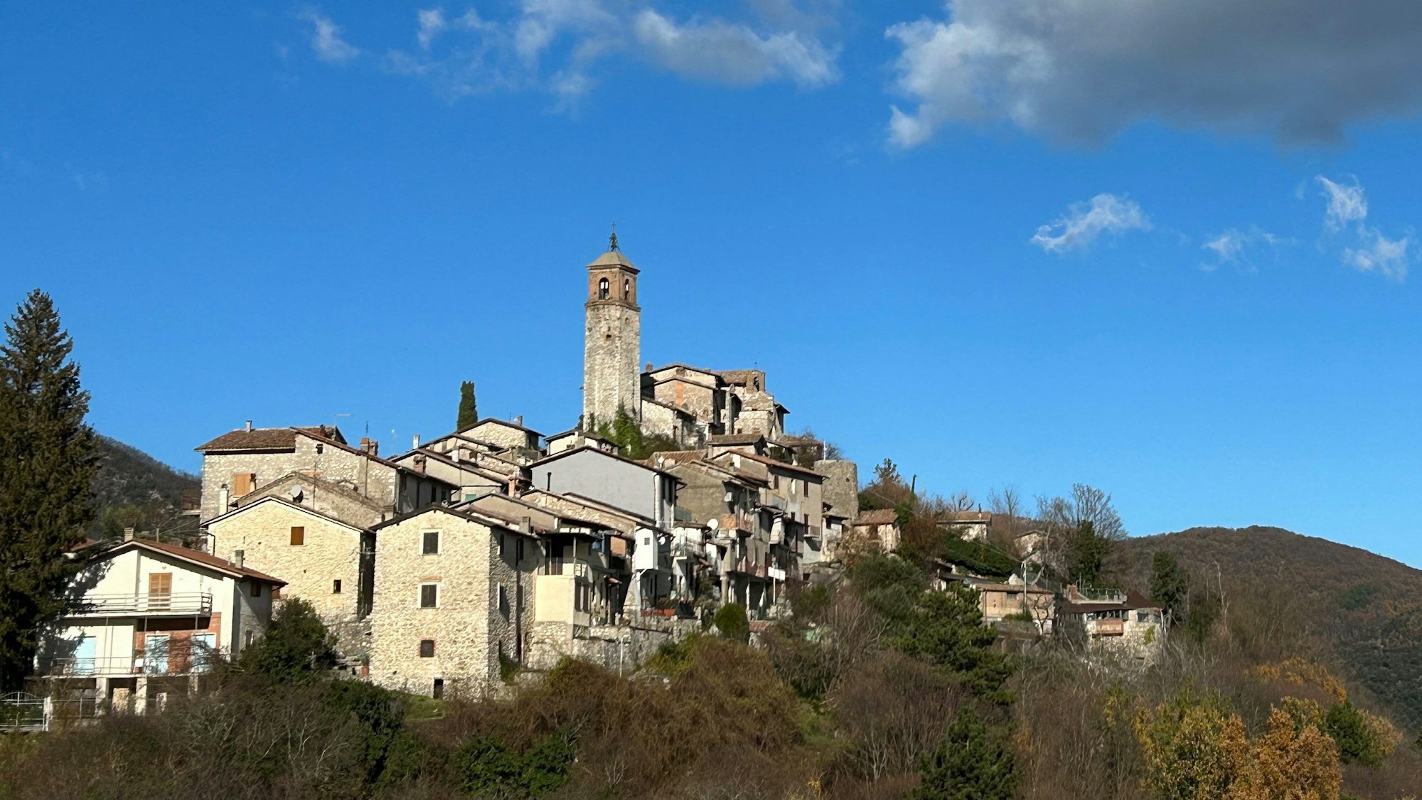 Italien, Greccio: Die mittelitalienische Gemeinde Greccio. Der Legende nach wurde hier vor 800 Jahren die Weihnachtskrippe erfunden.