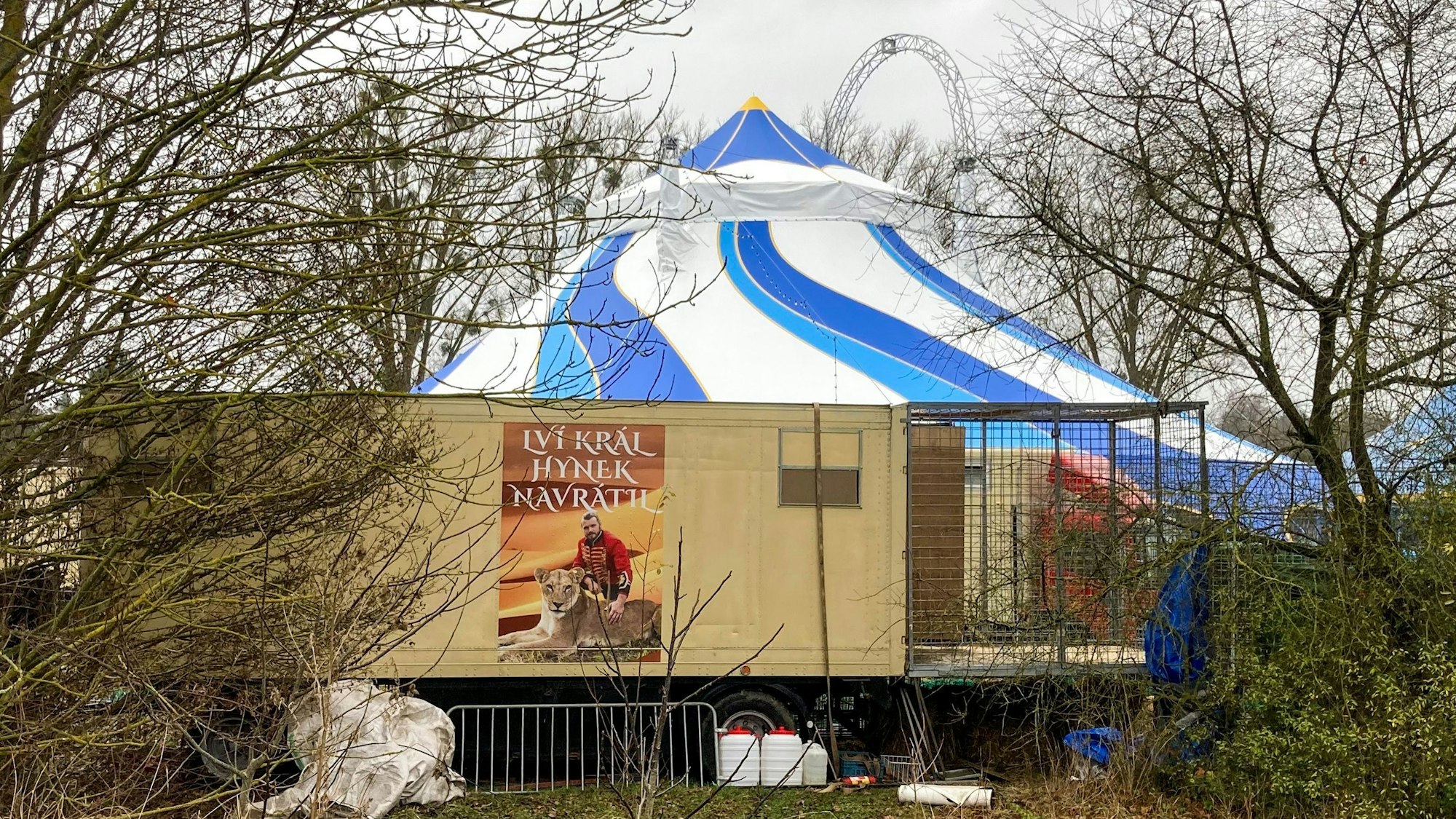 Ein Löwenkäfig steht neben einem Zirkuszelt vom „Wiesbadener Weihnachtscircus“. Die Löwenshow wurde verboten.
