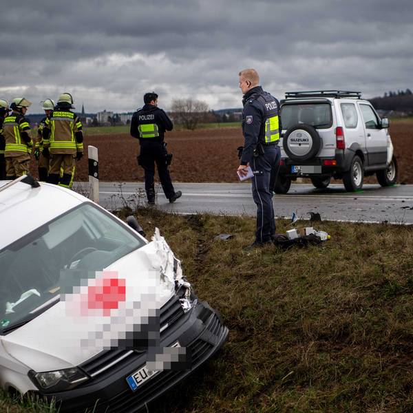 Das Bild zeigt die Szenerie des Unfalls. Ein Auto liegt im Graben, das andere etwa zehn Meter entfernt. Es steht auf der Straße. Auch Polizisten und Feuerwehrleute sind an der Einsatzstelle.
