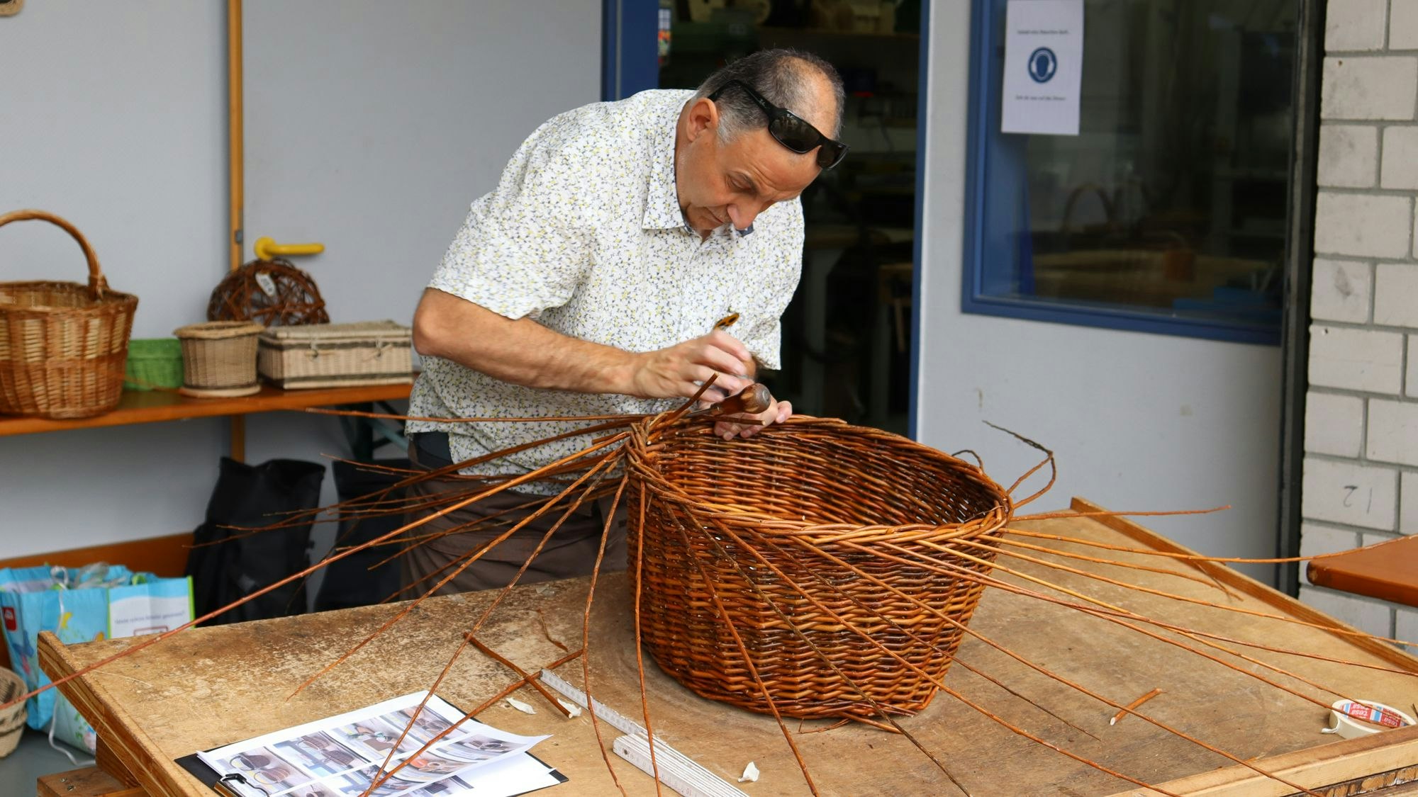 Flechtarbeiten des BWO-Mitarbeiters Oliver Ley.