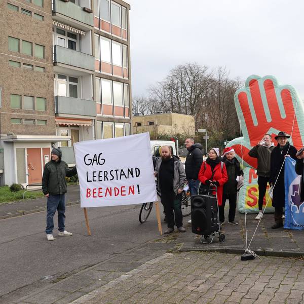 Demonstranten vor einem Wohnblock