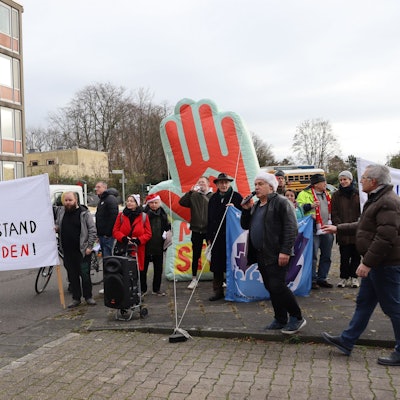 Demonstranten vor einem Wohnblock