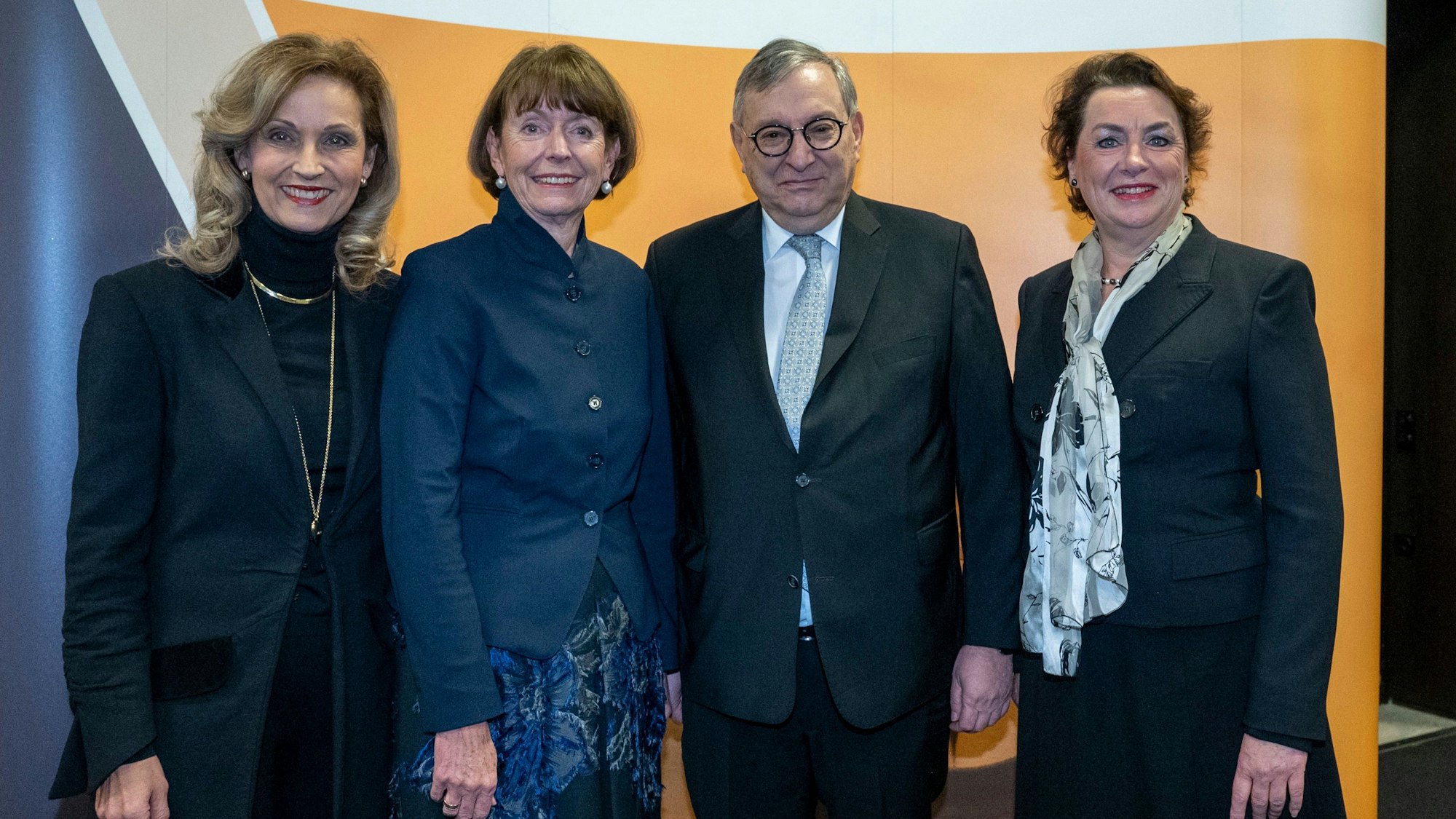 (v.l.) Ulrike Lubek, Henriette Reker, Abraham Lehrer und Anne Henk-Hollstein bei der Verleihung des Ehrenringes des Rheinlandes an Abraham Lehrer.
