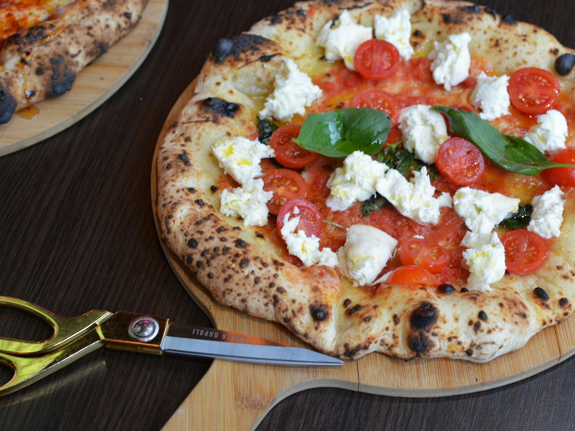 Eine Pizza mit Mozzarella