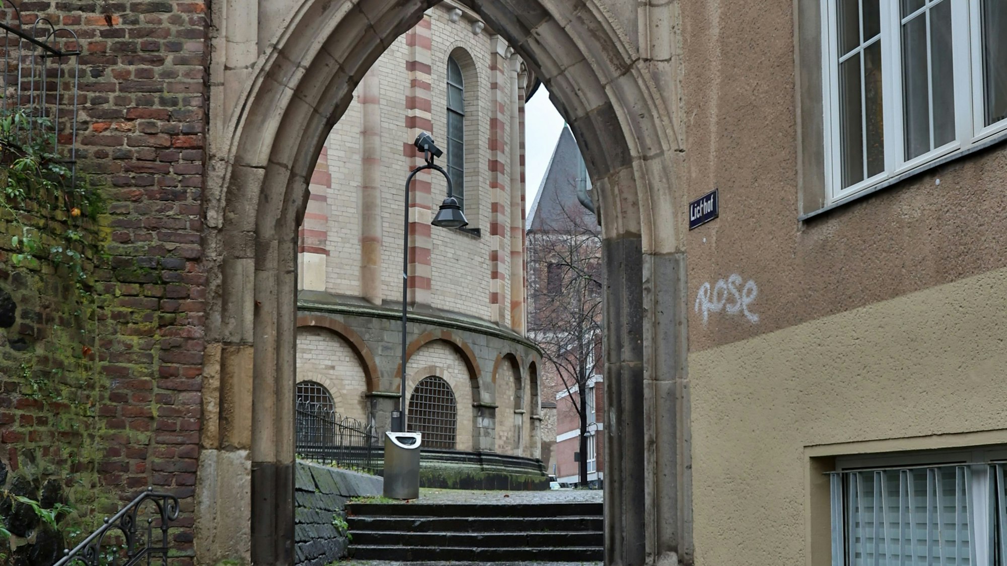 Blick durch das Dreikönigenpförtchen auf Sankt Maria im Kapitol