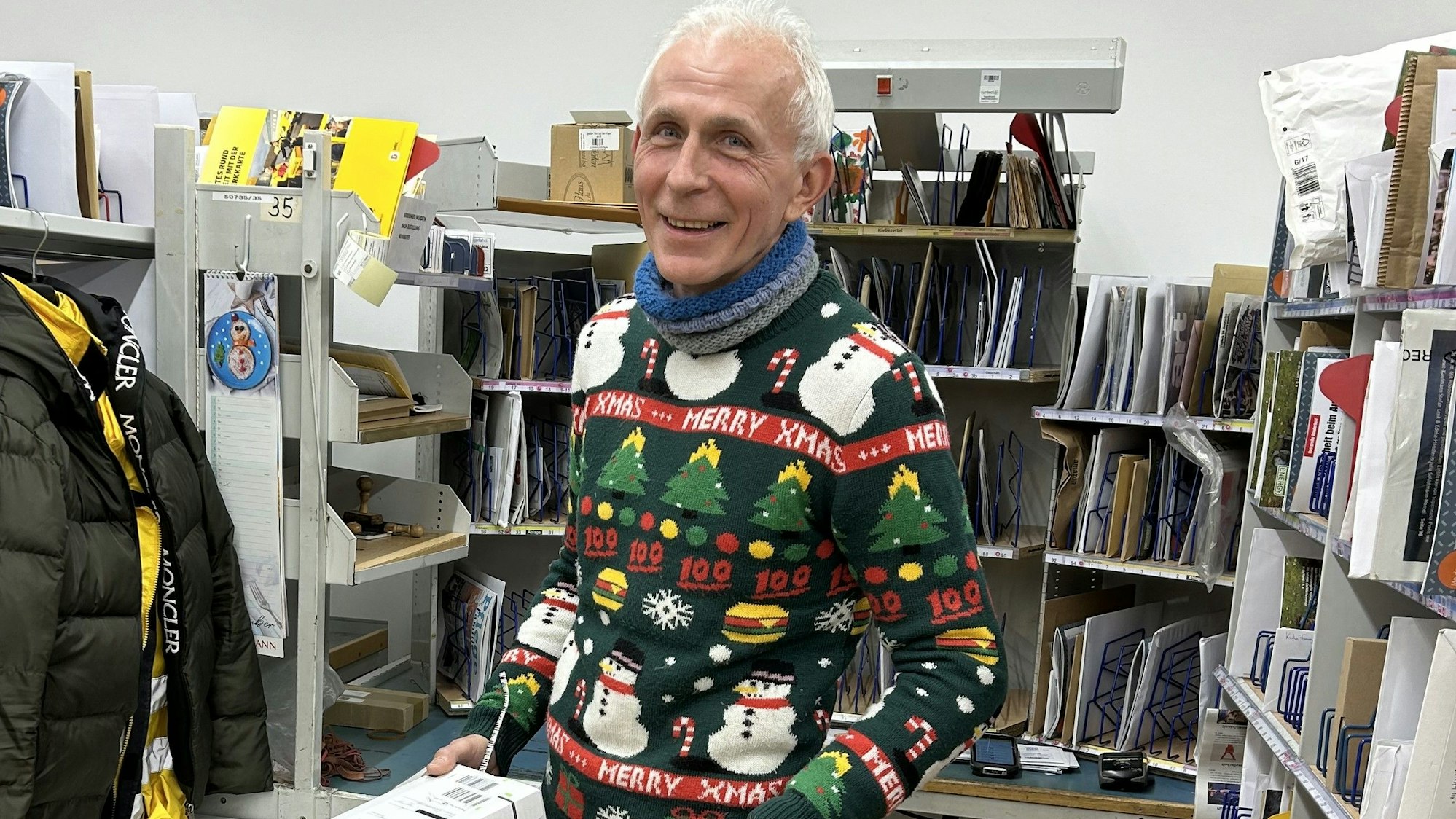 Eugen Mularczyk beim Sortieren der Päckchen.