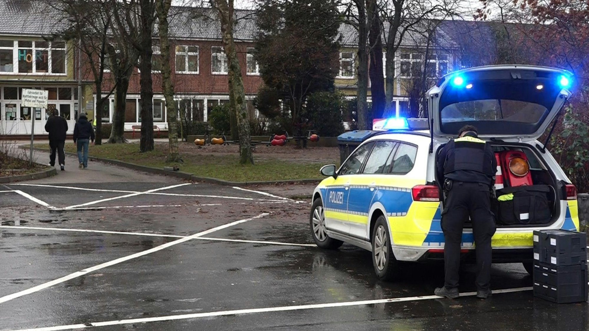Niedersachsen, Cuxhaven: Ein Polizeiauto steht vor dem Schulgebäude.